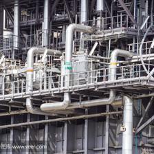 工業發電廠內的設備、電纜和管道